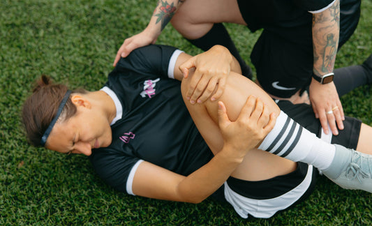 Calciatrice con dolore al ginocchio